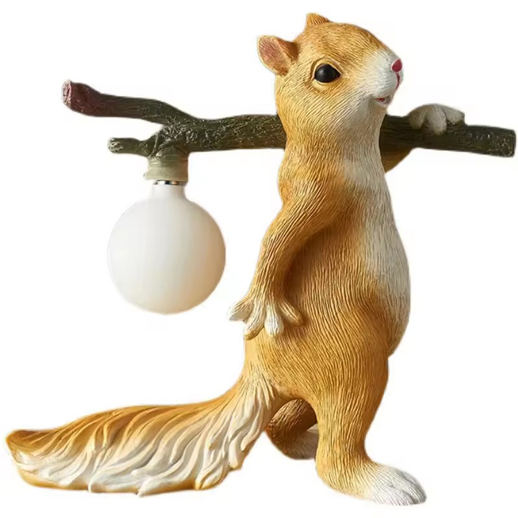 Nordic Nachttischlampe aus Kunstharz mit Cartoon-Eichhörnchen-Motiv